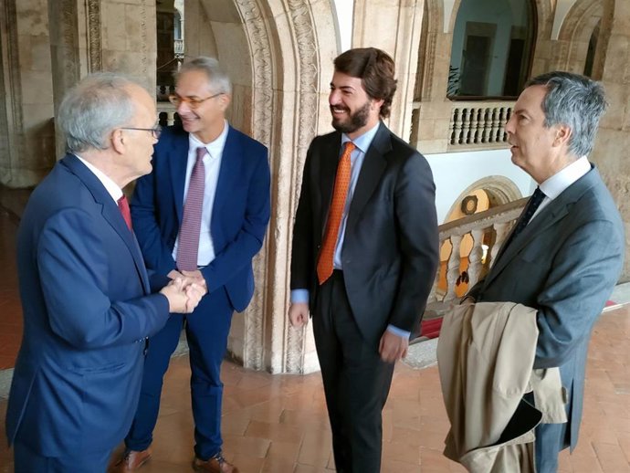 El presidente de la Federación de CyL de Fútbol, Marcelino Maté, el rector de la USAL, Ricardo Rivero, el vicepresidente de la Junta, Juan García-Gallardo, y el director general de Deportes de la Junta, Enrique Sánchez-Guijo, de izquierda a derecha