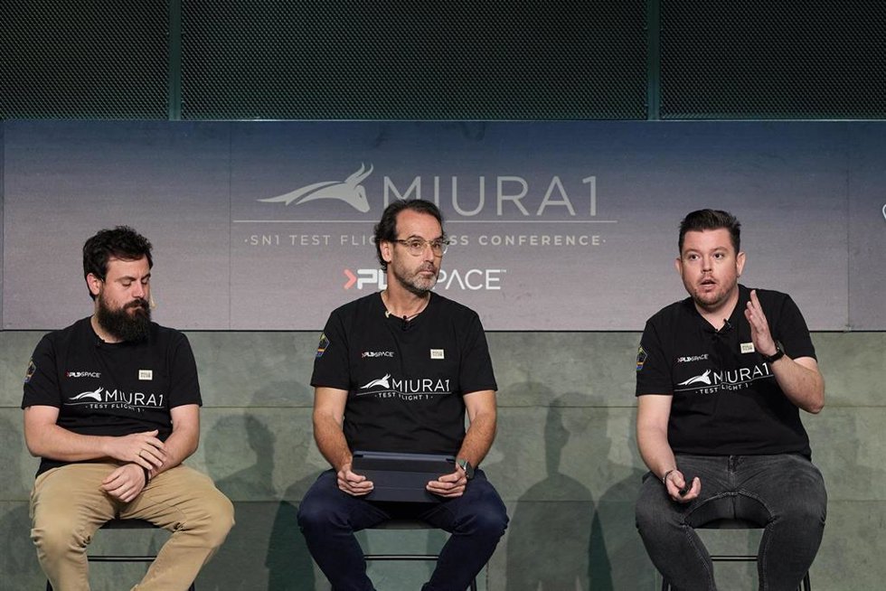 (I-D) El confundador y responsable de Desarrollo de Negocio de PDL Space, Raúl Verdú; el presidente ejecutivo, Ezequiel Sánchez, y el confundador, CEO y director de lanzamiento, Raúl Torres, presentan los resultados Misión Mirua 1 SNI1 Test Flight