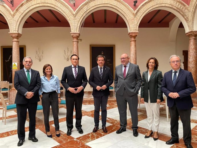 Villamandos (3 izda.), junto al resto de autoridades en la inauguración del Centro Universitario de desarrollo Territorial de Lucena.