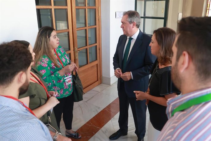 El secretario general del PSOE-A, Juan Espadas, se reúne con la plataforma de jóvenes que reclaman el pago del bono al alquiler. A 28 de septiembre de 2023 en Sevilla (Andalucía, España). (Foto de archivo).