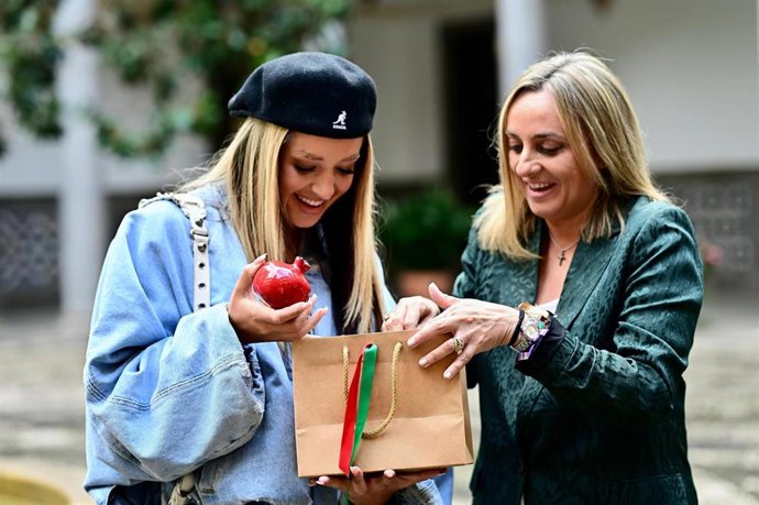 Lola Índigo y la alcaldesa de Granada, Marifrán Carazo.