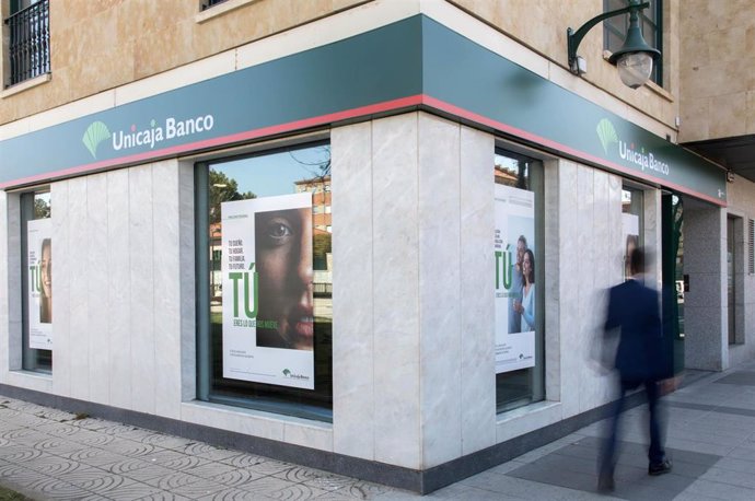 Archivo - Oficina de Unicaja Banco.
