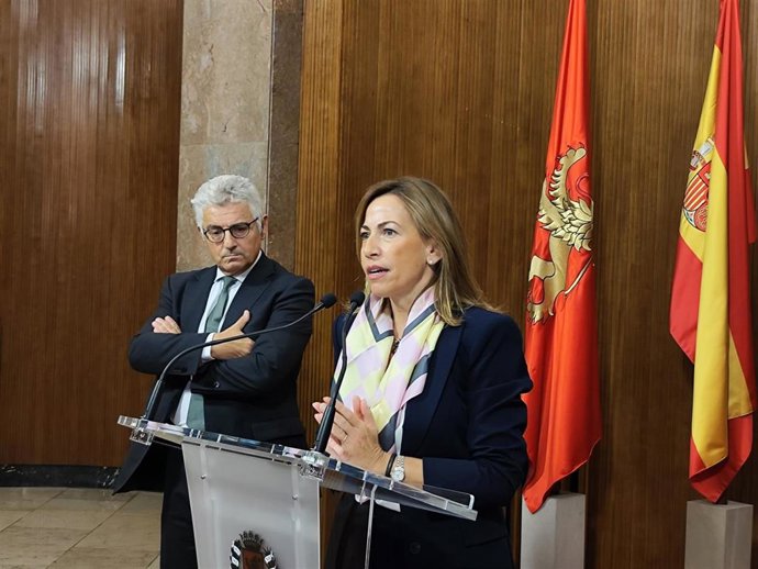 La alcaldesa, Natalia Chueca, y el director general de la Asociación de Fabricantes y Distribuidores (AECOC), José María Bonmatí.
