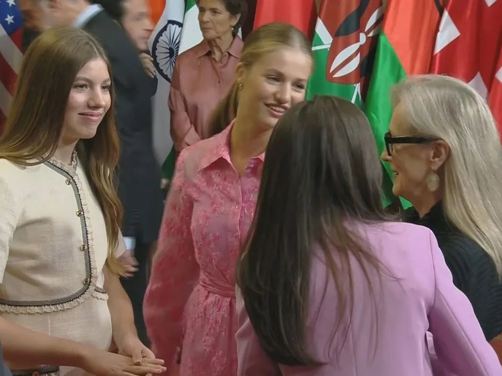 Doña Letizia, la Princesa Leonor y la Infanta Sofía, charlando con Meryl Streep