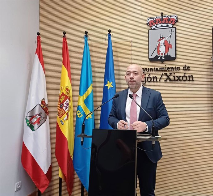 El concejal de Medio Ambiente y Sostenibilidad del Ayuntamiento de Gijón, Rodrigo Pintueles (PP), en rueda de prensa en el Ayuntamiento gijonés.