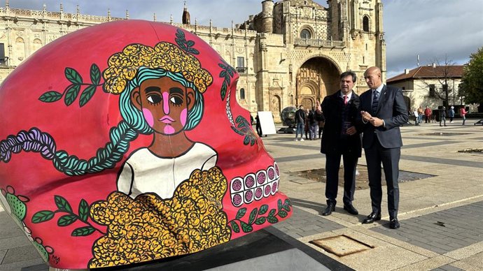 Carlos Gallego (i) y José Antonio Diez, en la exposición.