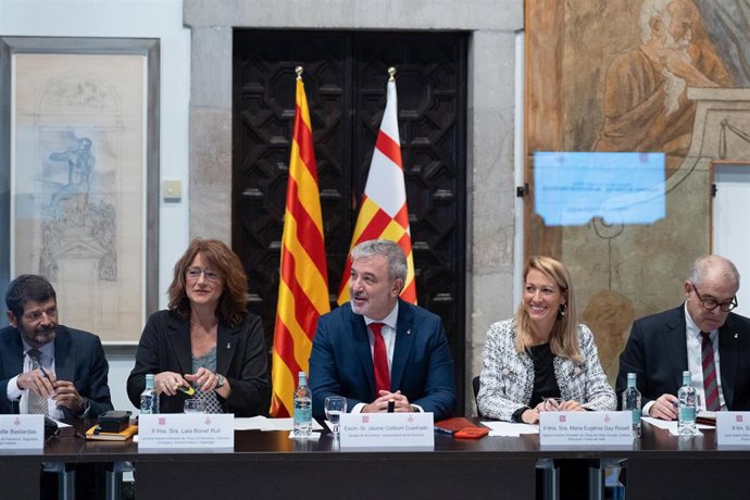 El alcalde de Barcelona, Jaume Collboni, junto a los tenientes de alcalde Albert Batlle, Laia Bonet, Maria Eugnia Gay y Jordi Valls, en la Comisión Mixta Generalitat-Ayuntamiento de Barcelona, a 20 de octubre de 2023, en Barcelona, Catalunya (España).