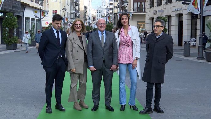 El alcalde de la Valladolid, Jesús Julio Carnero; la concejala de Turismo y Marca Ciudad, Blanca Jiménez, junto al director de la Seminci, José Luis Cienfuegos, durante la inauguración de la alfombra verde del festival