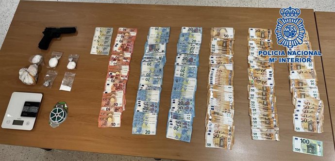 La Policía Nacional desmantela un punto de venta de marihuana y detiene a cuatro personas por tráfico de drogas