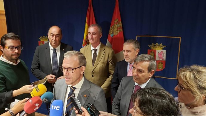 El consejero de Industria atiende a los medios en Segovia y tras él, el presidente de la Diputacion y el alcalde de Segovia.