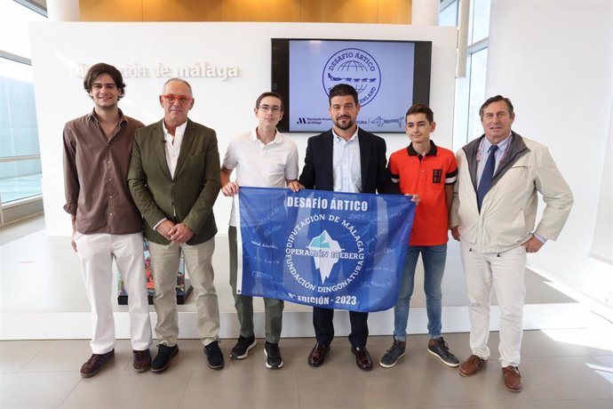 En la presentación de los nuevos pasos del proyecto han participado el vicepresidente de Territorio Sostenible de la Diputación, Cristóbal Ortega; el líder de Desafío Ártico, Manuel Calvo, y el presidente de la Fundación Polar Española, José María Amo.