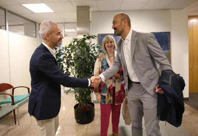 El consejero de Educación, Formación Profesional y Universidades, Sergio Silva, y el alcalde de Torrelavega, Javier López Estrada, en su primer encuentro institucional