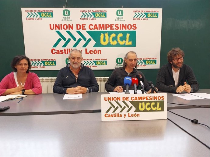 González Palacín, en el medio de la imagen, acompañado por Valentín García y por César Acebes