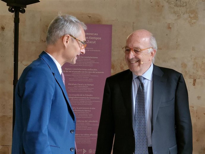 El excomisario europeo Joaquín Almunia (d) junto al rector de la USAL, Ricardo Rivero (i), en Salamanca