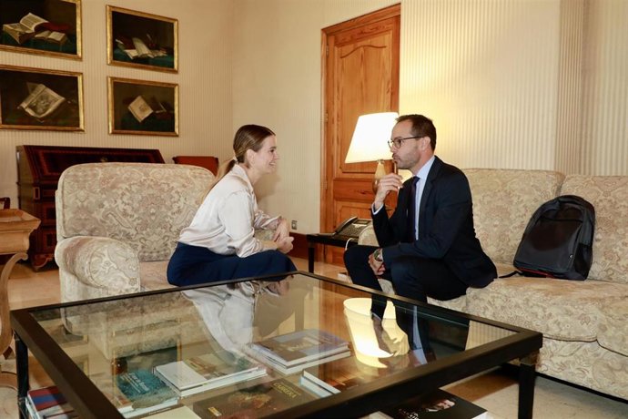 Encuentro de la presidenta del Govern, Marga Prohens, y el alcalde de Maó, Héctor Pons.