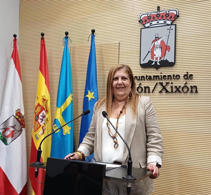 La concejala del Grupo Municipal Socialista de Gijón Marina Pineda, en rueda de prensa en el Consistorio gijonés.