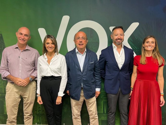 El presidente provincial de VOX en Valencia, Ignacio Gil Lázaro, se ha reunido con los cuatro concejales de VOX en el Ayuntamiento de Valencia tras el acuerdo de gobierno al que ha llegado VOX con el Partido Popular