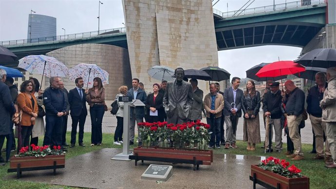 Acto conmemorativo del aniversario del nacimiento de Ramón Rubial frente a la escultura de la Puerta de los Honorables, en Bilbao