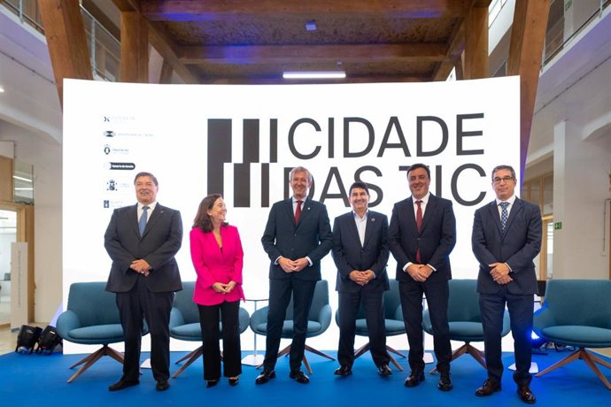 Presidente de la Xunta, Alfonso Rueda; delegado del Gobierno en Galicia, Pedro Blanco; alcaldesa, Inés Rey; presidente de la Diputación de A Coruña, Valentín González Formoso; rector de la UDC, Julio Abalde; y presidente del Clúster TIC, Antonio Rodrígu