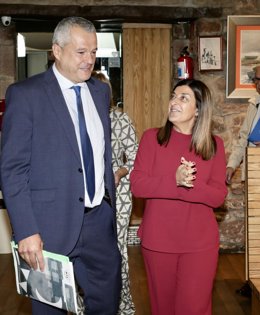 La presidenta de Cantabria, María José Sáenz de Buruaga, con el nuevo presidente de la FEMP, Javier Camino