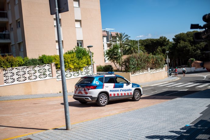 Un coche de agentes de policía en la zona del tiroteo ocurrido en la noche del 2 de mayo, en la Plaa de les Palmeres, a 4 de mayo de 2023, en Salou, Tarragona, Catalunya (España). 