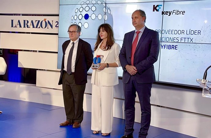 RECOGIDA PREMIO PROVEEDOR LÍDER EN SOLUCIONES FTTX.