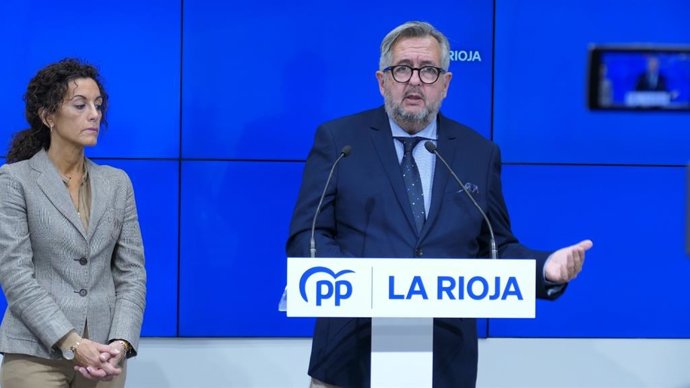 El senador Luis Martínez Portillo junto a la senadora autonómica Mar Cotelo