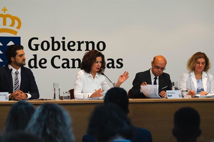 Lechat-Vega, Asián, Bertile y Hencsey en la primera mesa de la jornada de trabajo de las RUP celebrada en Las Palmas de Gran Canaria