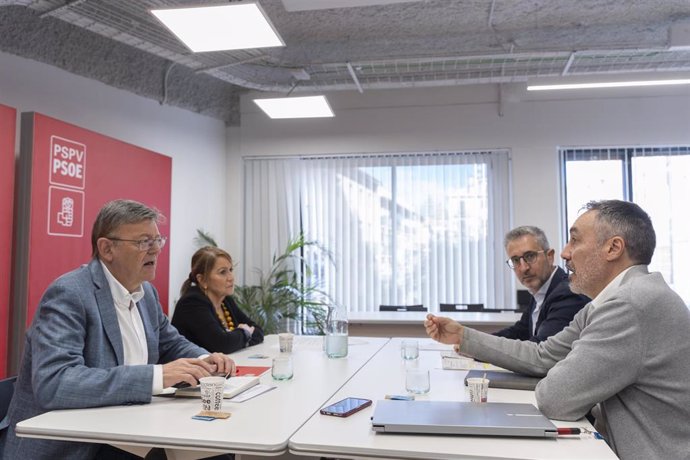 (I-D) El secretario general del PSPV-PSOE, Ximo Puig y la eurodiputada socialista, Inmaculada Rodríguez-Piñero, junto al portavoz adjunto del grupo socialista, Arcadi España y el director general de Coordinación de la Acción de Gobierno de la Generalita