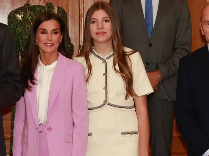 La Infanta Sofía, al lado de la Reina Letizia en una de las audiencias