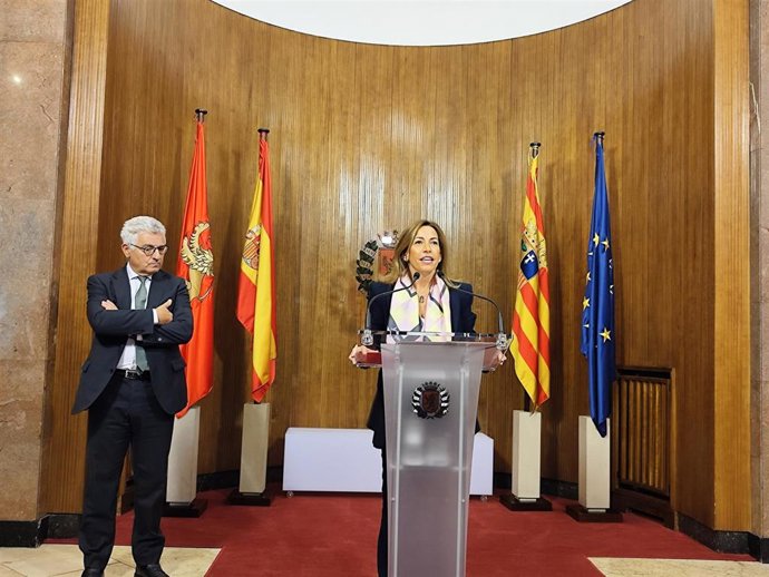 La alcaldesa, Natalia Chueca, y el director general de la Asociación de Fabricantes y Distribuidores (AECOC), José María Bonmatí