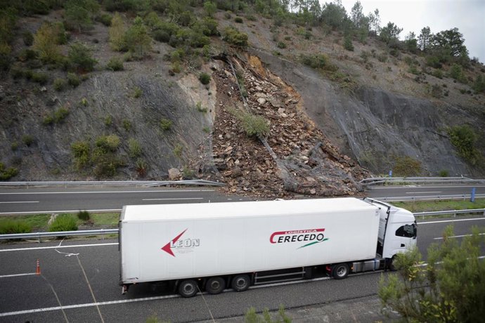 Desprendimiento sobre la A-6 en Becerreá (Lugo), que ha obligado a cortar el tráfico en sentido Arteixo, y a habilitar un desvío por la N-VI.