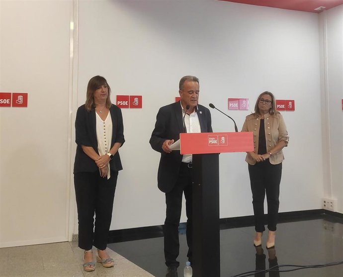 El presidente de la DPZ, Juan Antonio Sánchez Quero, acompañado de las portavoces del PSOE en el Ayuntamiento de Zaragoza, Lola Ranera, y en las Cortes de Aragón, Mayte Pérez.