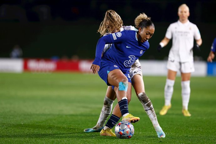 Archivo - Lauren James of Chelsea and Olga Carmona of Real Madrid in action during the UEFA Women Champions League, Group A, football match played between Real Madrid and Chelsea at Alfredo di Stefano stadium on December 8, 2022, in Valdebebas, Madrid, 