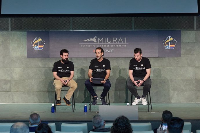 (I-D) El confundador y responsable de Desarrollo de Negocio de PDL Space, Raúl Verdú; el presidente ejecutivo de PLD Space, Ezequiel Sánchez, y el confundador, CEO y director de lanzamiento de PDL Space, Raúl Torres, ofrecen una rueda de prensa de los r