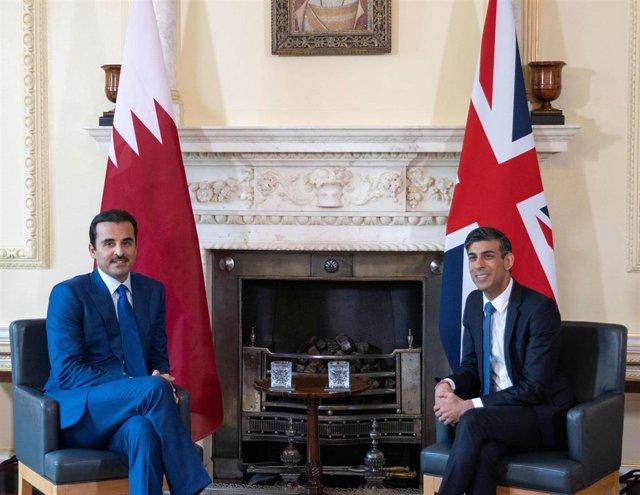 Archivo - El primer ministro de Reino Unido, Rishi Sunak, se ha reunido este viernes con el emir de Qatar, Tamim bin Hamad al Thani.