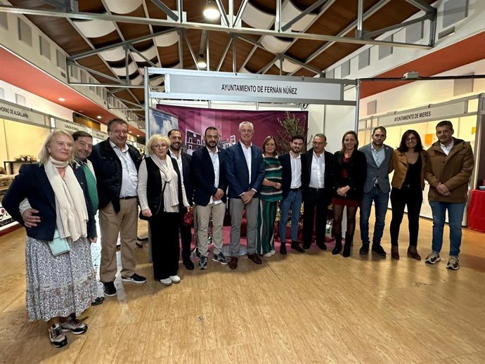 Toni Valero (3 dcha.) y Enrique Santiago (5 dcha.), junto a otros cargos públicos y órganicos de IU en la X Feria del Lechón Ibérico de Cardeña.
