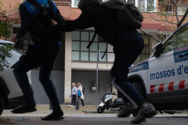 Un coche de los Mossos d'Esquadra aparcado frente a la sinagoga ortodoxa 'Chabad Barcelona', a 16 de octubre de 2023, en Barcelona, Catalunya (España).
