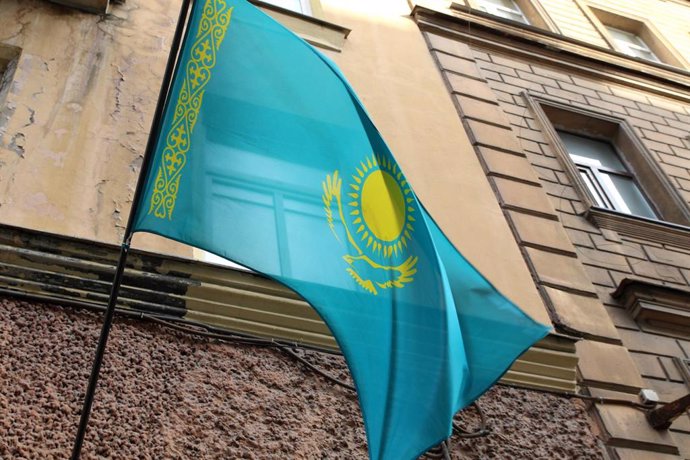 Archivo - Bandera de Kazajistán en el consulado de dicho país en San Petersburgo, Rusia (archivo).