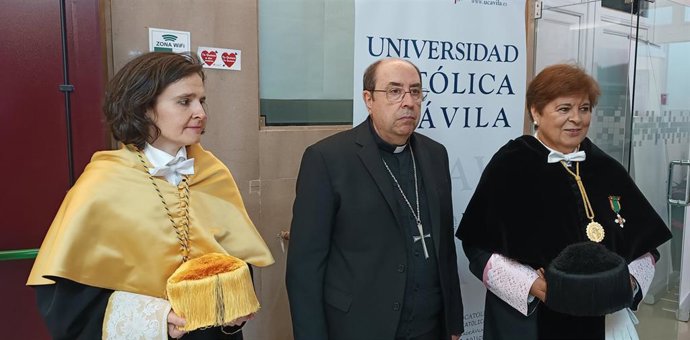 La rectora de la UCAV, M del Rosario Sáez Yuguero; el obispo de Ávila, Jesús Rico, y Mercedes Sánchez, decana de la Facultad de Ciencias de la Salud de Salud.