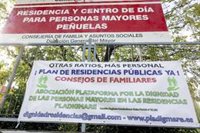 Diputados regionales y concejales visitan la residencia de Peñuelas para exigir "dignidad" para los mayores