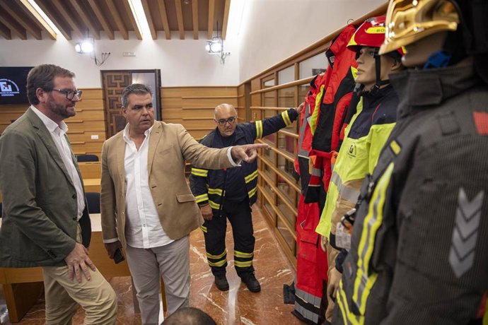 El presidente del Consorcio Provincial de Prevención y Extinción de Incendios de la Diputación de Córdoba, Antonio Martín (izda.), conoce los nuevos equipos de vestuario.