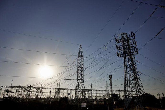 Archivo - Vista de una torre de alta tensión, a 23 de agosto de 2023, en Madrid (España). En esta cuarta ola de calor, la más prolongada en lo que va de verano, el precio de la luz se ha disparado. La cotización de la electricidad en el mercado mayorist