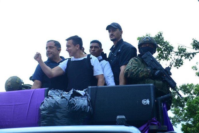 October 4, 2023, Guayaquil, Ecuador: (INT) Ecuador Presidential Candidate Daniel Noboa in a Political Campaign. October 04, 2023, Guayaquil, Ecuador: Ecuador Presidential Candidate,  Daniel Noboa, carried out a political campaign on a float in the north