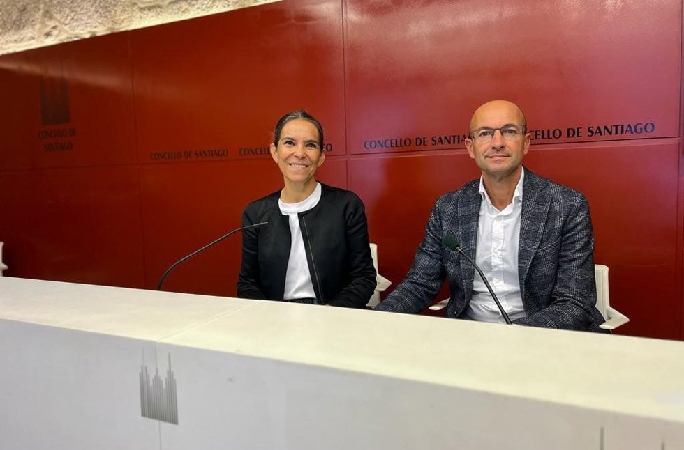 Los concejales socialistas Gonzalo Muíños y Mercedes Rosón en rueda de prensa en el Ayuntamiento.