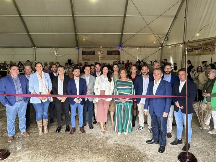 La vicepresidenta cuarta de la Diputación de Córdoba, Ana Rosa Ruz (centro), entre otras autoridades, en la inauguración de la Feria del Lechón Ibérico de Cardeña.