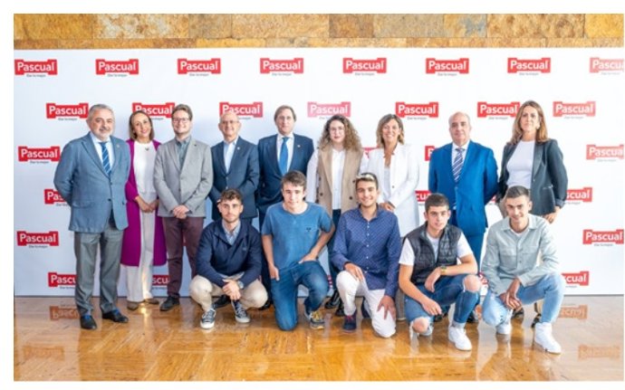 Celebración de la II Edición de Becas Pascual, unas ayudas que la empresa ofrece a los hijos de sus agricultores para asegurar el relevo generacional en el campo.