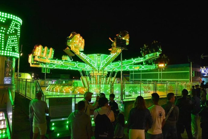 Atracciones de feria en el recinto ferial General Luque de Inca.