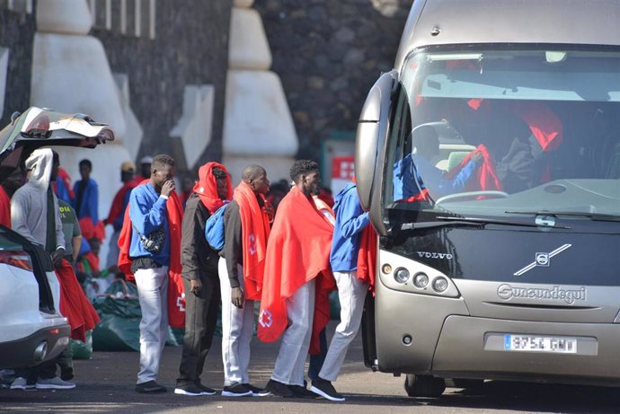 Varios de los migrantes llegados a El Hierro suben a un autobús.