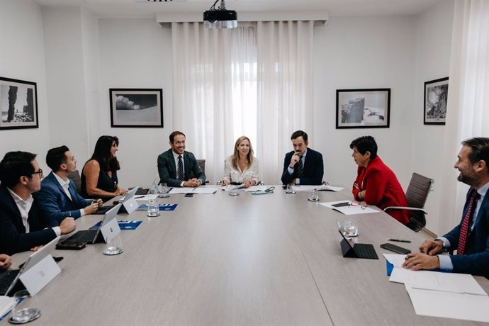 El consejero de Transición Ecológica y Energía del Gobierno de Canarias, Mariano Hernández, la presidenta del Cabildo, Rosa Dávila y el vicepresidente del Cabildo, Lope Afonso, en una reunión de trabajo entre ambas administraciones